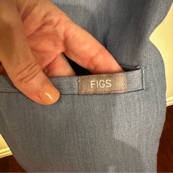FIGS Women’s Technical Collection Blue V Neck Short Sleeve Medical Office Top M - Picture 3 of 8